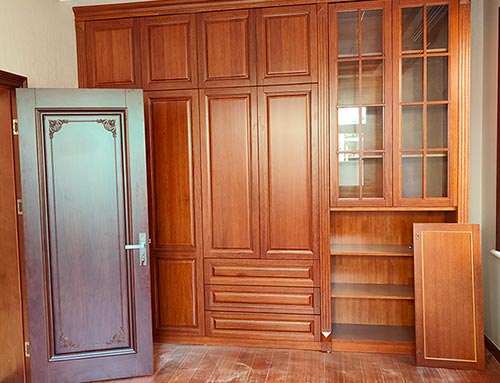 广宁中式家庭装修里定制的实木衣柜效果图